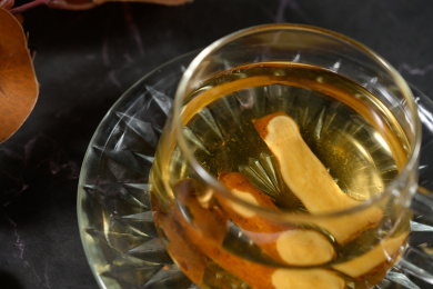 桌面上的杯子里的甘甜可口的白术茶