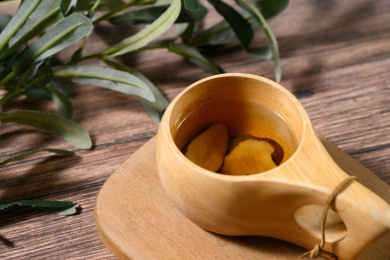 桌面上的杯子里的甘甜可口的白术茶