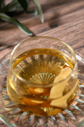 桌面上的杯子里的甘甜可口的白术茶