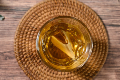 桌面上的杯子里的甘甜可口的白术茶