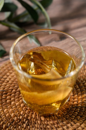 桌面上的杯子里的甘甜可口的白术茶
