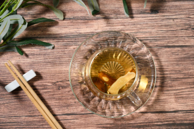 桌面上的杯子里的甘甜可口的白术茶