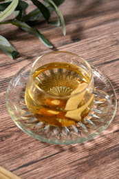 桌面上的杯子里的甘甜可口的白术茶