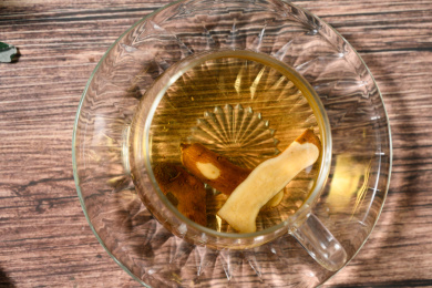 桌面上的杯子里的甘甜可口的白术茶