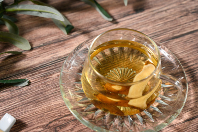 桌面上的杯子里的甘甜可口的白术茶