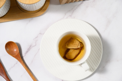 桌面上的杯子里的甘甜可口的白术茶