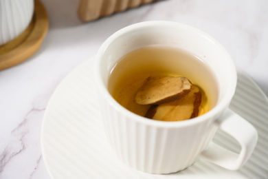 桌面上的杯子里的甘甜可口的白术茶