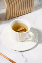桌面上的杯子里的甘甜可口的白术茶