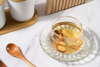 桌面上的杯子里的甘甜可口的白术茶