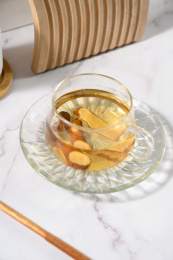 桌面上的杯子里的甘甜可口的白术茶
