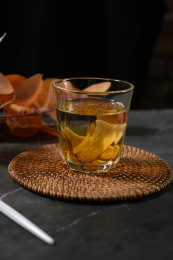 桌面上的杯子里的甘甜可口的白术茶