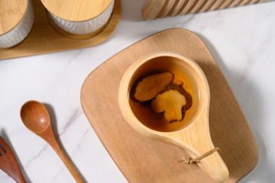 桌面上的杯子里的甘甜可口的白术茶