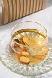 桌面上的杯子里的甘甜可口的白术茶