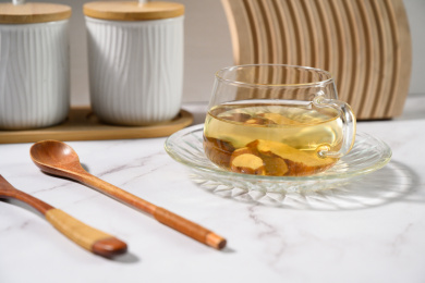 桌面上的杯子里的甘甜可口的白术茶