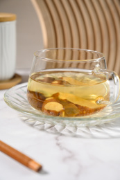 桌面上的杯子里的甘甜可口的白术茶