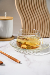 桌面上的杯子里的甘甜可口的白术茶