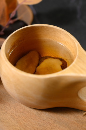 桌面上的杯子里的甘甜可口的白术茶