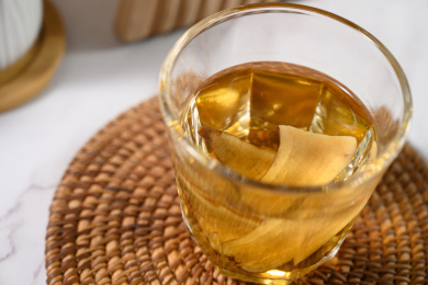 桌面上的杯子里的甘甜可口的白术茶