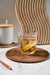 桌面上的杯子里的甘甜可口的白术茶