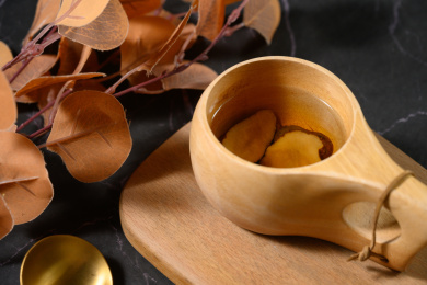 桌面上的杯子里的甘甜可口的白术茶