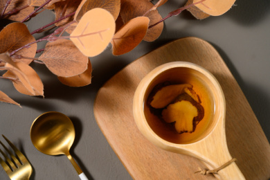 桌面上的杯子里的甘甜可口的白术茶