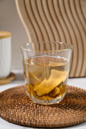 桌面上的杯子里的甘甜可口的白术茶