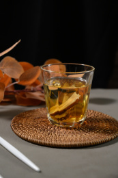 桌面上的杯子里的甘甜可口的白术茶