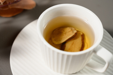 桌面上的杯子里的甘甜可口的白术茶