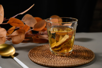 桌面上的杯子里的甘甜可口的白术茶