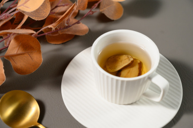 桌面上的杯子里的甘甜可口的白术茶