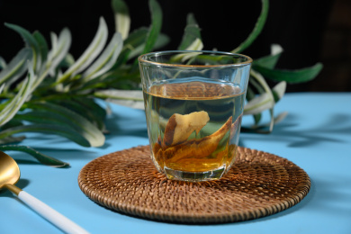 桌面上的杯子里的甘甜可口的白术茶