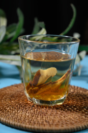 桌面上的杯子里的甘甜可口的白术茶