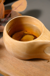 桌面上的杯子里的甘甜可口的白术茶