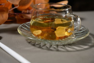 桌面上的杯子里的甘甜可口的白术茶