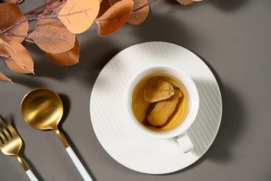 桌面上的杯子里的甘甜可口的白术茶