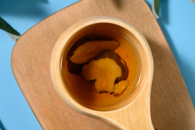 桌面上的杯子里的甘甜可口的白术茶