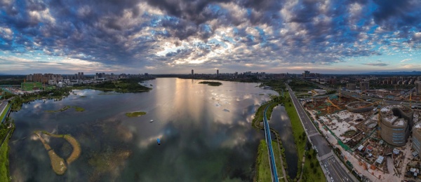 航拍四川成都天府新区兴隆湖落日湖面风景