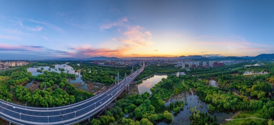 昌平新城滨河森林公园和南环大桥晚霞