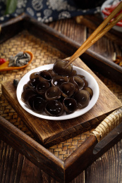 深底上的小碗耳