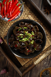 深底上的小碗耳