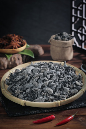 木底上的小碗耳