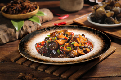 盘子里的凉拌木耳