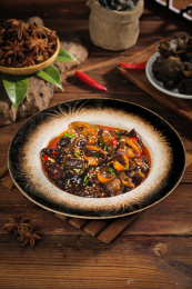 盘子里的凉拌木耳