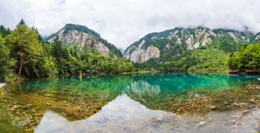 九寨沟卧龙海蓝色湖泊美景