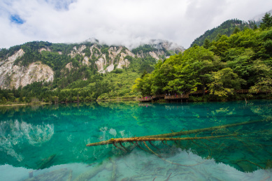 九寨沟卧龙海蓝色湖泊美景