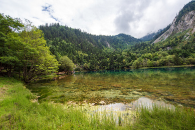 九寨沟卧龙海蓝色清澈湖泊美景