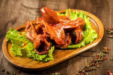 木纹桌上面有一盘卤鸭胗