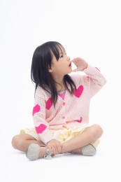 坐在地上做搞怪表情的小女孩