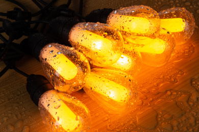 被淋水的装饰灯有防水功能