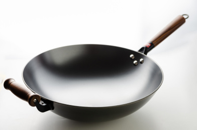 白色背景里的炒锅铸铁锅